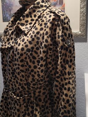 Trench coat with belt and pockets and leopard print without buttons
